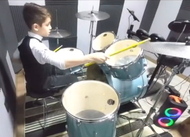 Alunos tocando bateria